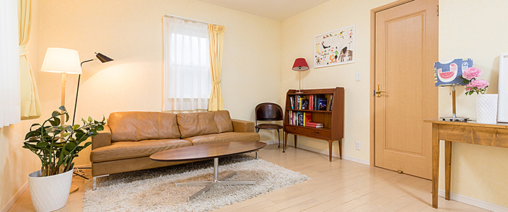 家具を配置したマンション洋室のイメージ画像